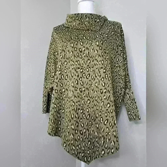 Animal Print Asemetrical Poncho - Picture 7 of 12